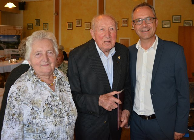 Johann Hofer (Mitte) wurde die Ehrennadel überreicht. | Foto: Foto: privat