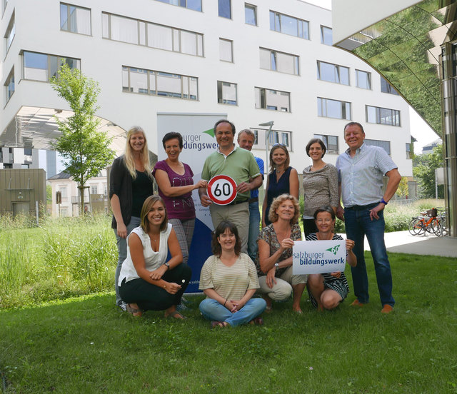 Feiern das 60 Jahr Jubiläum (v.l.): Sarah Baier, Ines Bischof, Anita Moser, Richard Breschar, Zsusza Kovac, Karin Maresch, Ulli Freidl, Maria Zehner, Wolfgang Forthofer | Foto: Salzbuger Bildungswerk