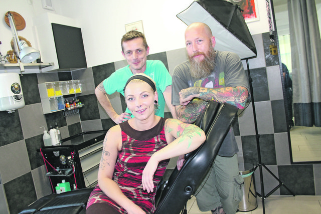Im Tattoostudio Mad Ink in Perg: "Forrest" Zsolt Káplár, "Leuli" Christian Leumüller und "Cindy B. Art".