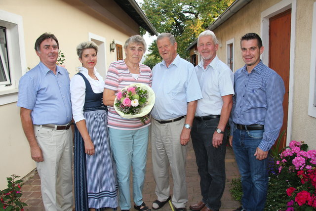 Das „Goldene Jubelpaar“ Maria und Edin Goger aus Altenberg im Kreis der Gratulanten.