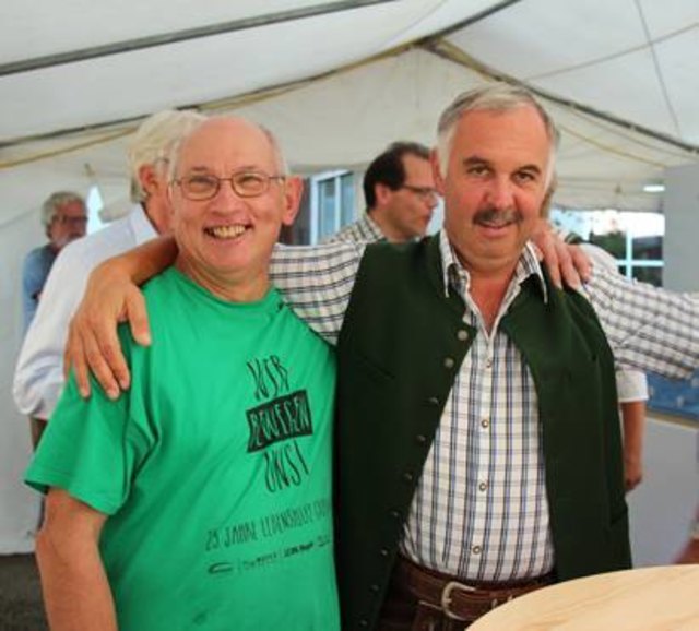 Alois Großalber, Klient der Werkstätte Großraming, mit Bürgermeister Leopold Bürscher (re.). | Foto: Lebenshilfe OÖ