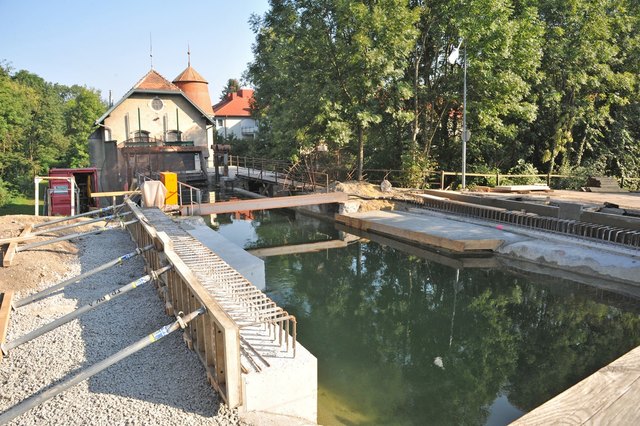 Die Fundamente für die neuen Werksbachbrücken in St. Pölten-Harland sind schon betoniert und härten bereits aus. Verläuft alles nach Plan, sollen in Kürze die Brückentragwerke betoniert werden. | Foto: Josef Vorlaufer