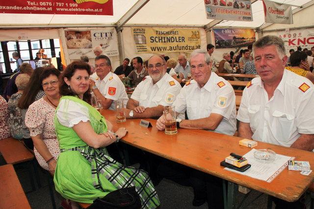 Ganz in Weiß, aber ohne Blumenstrauß: Der "Kommandanten-Ehrengästetisch" im großen Festzelt.