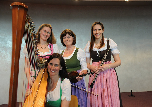 Barbarazweigerl: Barbara Rettensteiner mit ihren drei Töchtern Lydia, Barbara und Teresa gewannen heuer den SN-Volksliedpreis. | Foto: Rettensteiner