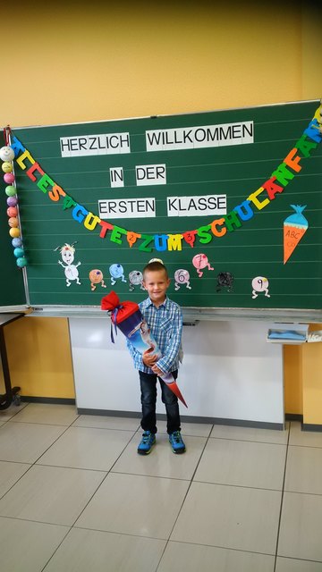 Tobias ist stolzer Schulanfänger und freut sich schon auf die ersten Unterrichtsstunden in der Volksschule.