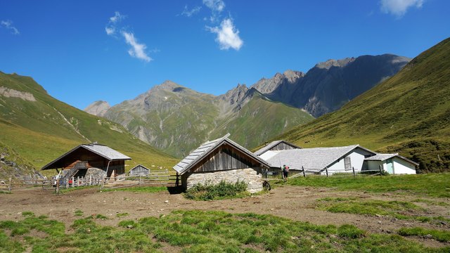 die Labeseben Alm mit der Wurmaulspitze