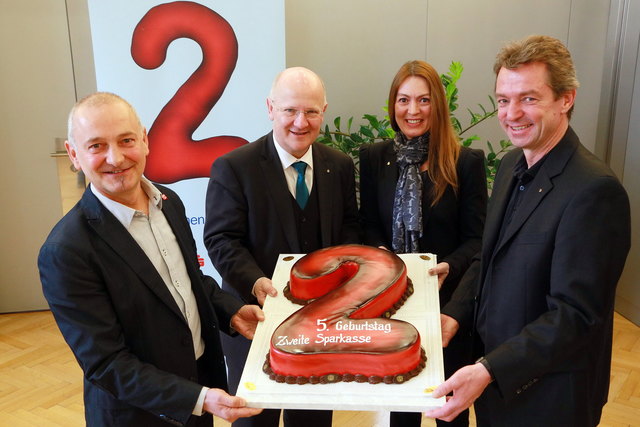 Ferdinand Herndler (Schuldnerhilfe Linz), Sparkasse OÖ-Generaldirektor Michael Rockenschaub, Andrea Musileck (ehrenamtliche Leiterin der Zweite Sparkasse) und Thomas Berghuber (Schuldnerberatung OÖ, v.l.).