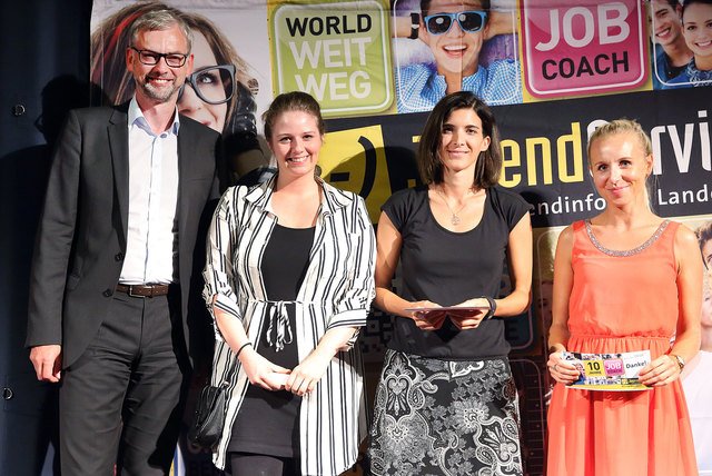 Wirtschaftslandesrat Strugl mit Nina Jahn, Martina Engelberger und Mira Schrenk (v. l.). | Foto: JugendService - Land OÖ