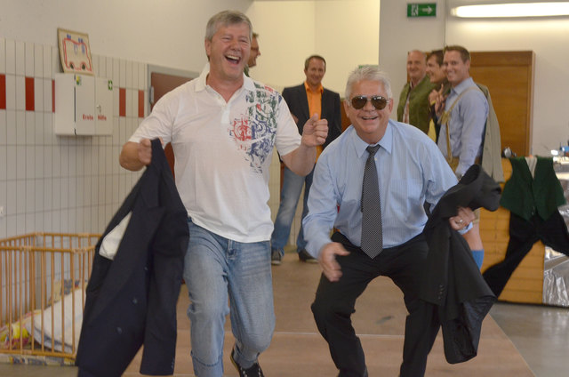 Mit viel Spaß am Laufsteg und im Dienst der guten Sache: Gemeindekassier Viktor Möstl und Bürgermeister Johann Marak (v.l.).