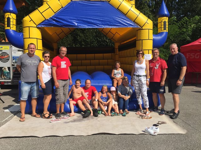 SPÖ Böhlerwerk (v.l.n.r.): ATUS-Obmann Gerald Poiß, Gemeinderätin Astrid Poiß, Bezirksvorsitzender der Volkshilfe Amstetten, Hannes Eblinger, gfGRin Ulrike Neubauer, Heimo Henögl und Sportreferent gfGR Helmut Novak mit den Kindern bei der Hüpfburg