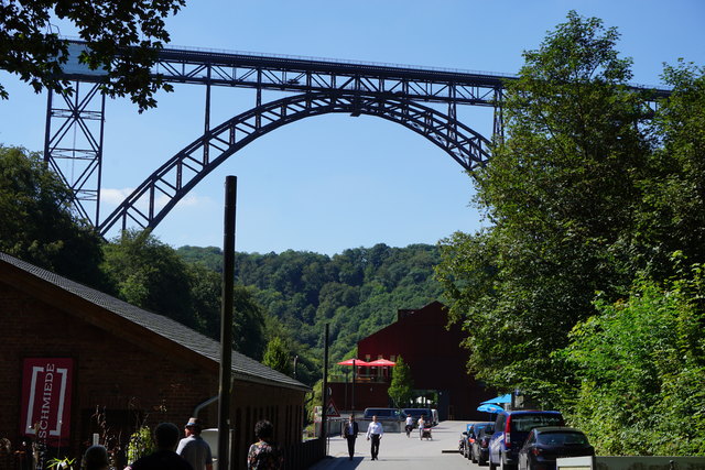 Höchste Eisenbahnbrücke Deutschlands. HÖHE: 107 m. LÄNGE: 491 m. SPANNWEITE: 170 m. ERBAUT: 1893-1897