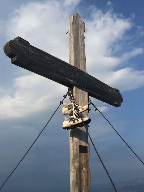 Das Gipfelkreuz am Mittagstein ist das Ziel für die Bergläufer