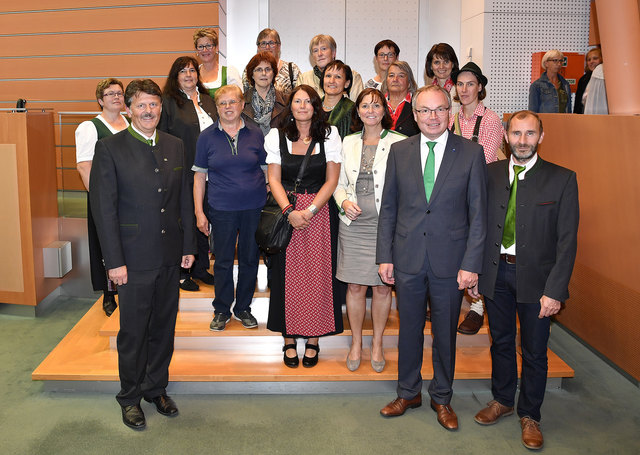 Landesrat Dr. Stephan Pernkopf mit den Dorfhelferinnen | Foto: NLK, Filzwieser