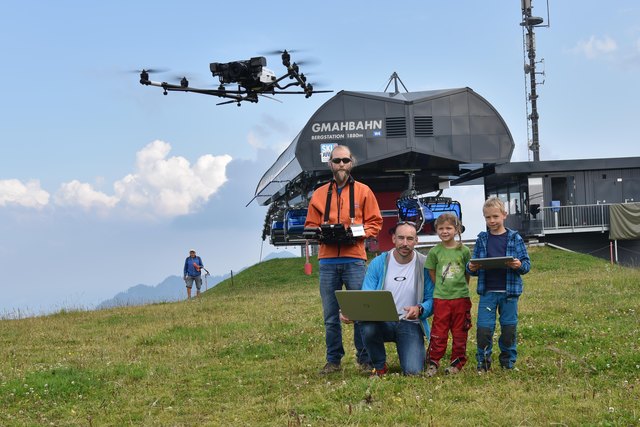 Die Forscher Thomas Geisler und Rainer Unger zeigten den kleinen Besucher, wie sie mittels Drohne das Skigebiet vermessen.