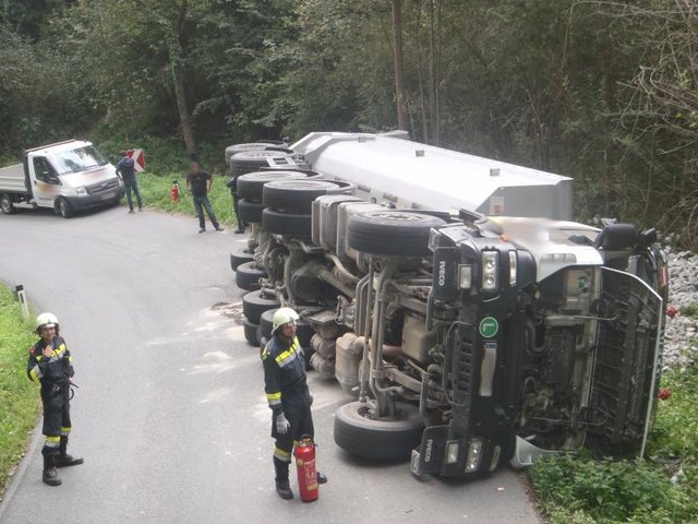 Beim Lkw-Unfall wurde eine Person verletzt.