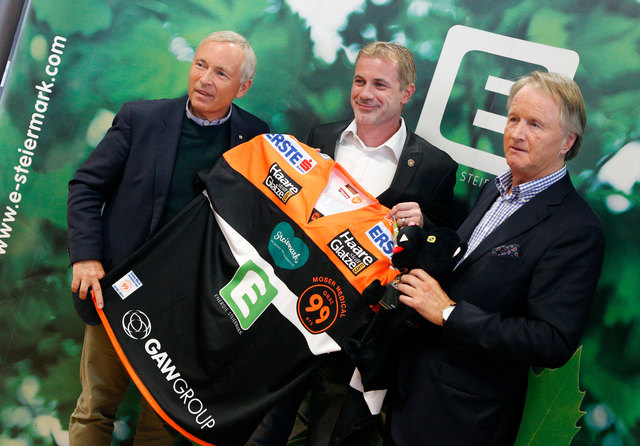 Wichtig für die 99ers: Sponsor Christian Purrer (Energie Steiermark), Headcoach Ivo Jan und Präsident Jochen Pildner-Steinburg (v. l.) | Foto: GEPA