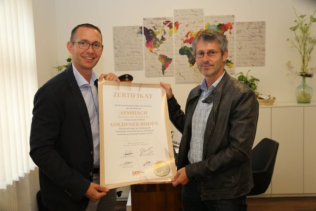 WKO-Regionalstellenleiter Stefan Helmreich überreicht Semriachs Bürgermeister Gottfried Rieger (r.) das Zertifikat.