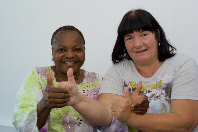 Anifa (l.) mit Brigitte Haller. Ihr ist Anifa unsagbar dankbar. Anifa lebt mit anderen Flüchtlingsfrauen in Grünbach.