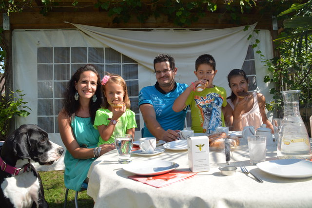 Ein warmer Herbst und reife Früchte locken wieder Wespen an: Dank rauchendem "Wespenfreund" auf dem Tisch kann die Familie Fleißner in Ruhe Kaffee und Süßes genießen, im Bild Alice und Thomas mit Giulia, Justin und Michelle sowie Hunde Campino, Lola und Gina.