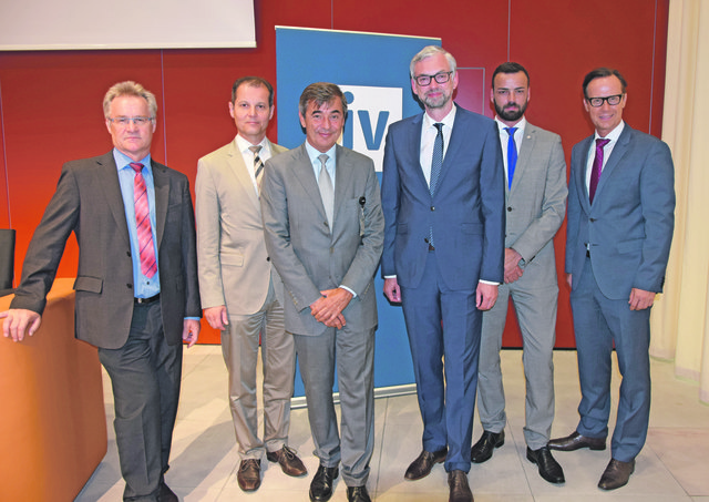 Josef Hartl (E+E Elektronik), Martin Bergsmann (Hueck Folien), Peter Neumann (Engel Austria), Wirtschaftslandesrat Michael Strugl, Peter Eckerstorfer (Röchling LERIPA Papertech), Joachim Haindl-Grutsch (IV OÖ)