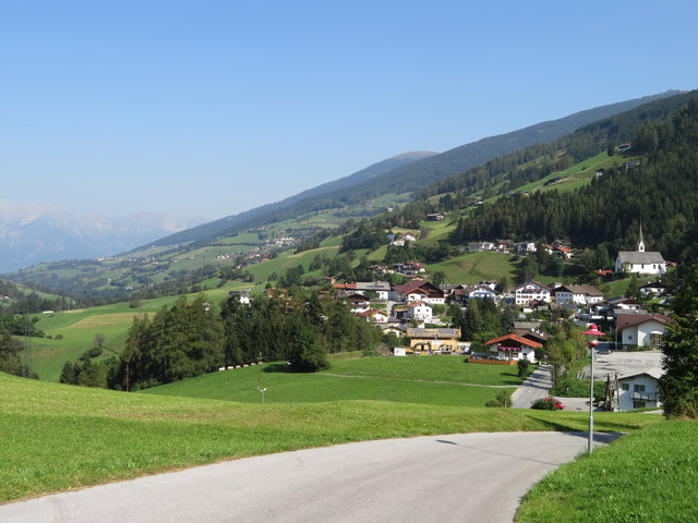 Pfons ist der ideale Ausgangsort für eine aussichtsreiche Wanderung über drei Seen, eine Alm und einen Gipfel hinein ins Navistal