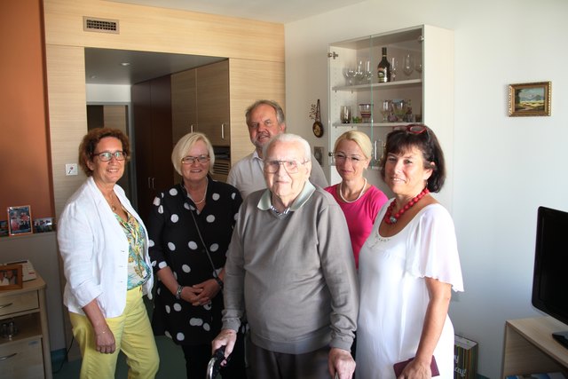 Landesrätin Birgit Gerstorfer (rechts) mit Pflegedienstleiterin Barbara Burgholzer, Josef Rohrauer, der sein Zimmer hergezeigt hat, Stadtrat Michael Schodermayr, 3. Landtagspräsidentin Gerda Weichsler-Hauer und Vizebürgermeisterin Ingrid Weixlberger.