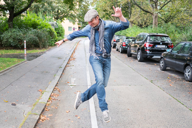 Michael Seida am Ort seiner Kindheit: Mit der Luise-Montag-Gasse verbindet der Entertainer zahlreiche Erinnerungen.
