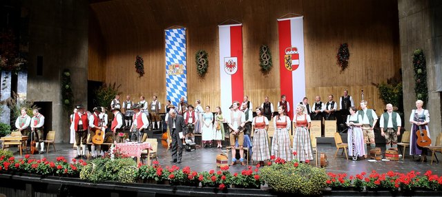 Acht Volksmusikgruppen aus Bayern, Salzburg und Tirol spielten im Erler Passionsspielhaus zünftig auf.