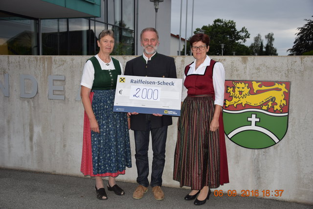 Spendenübergabe im Gemeindeamt Freinberg: Katharina Stadler (li.), Bürgermeister Anton Pretzl und Edith Stadler.