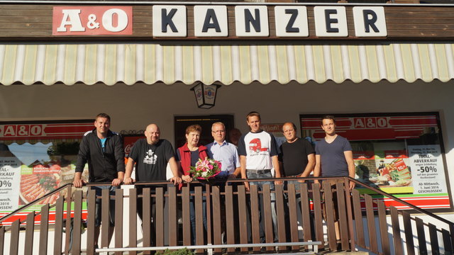 Von links: Gemeinderat Kurt Marakovits, Dieter Wolf, Kauffrau Gisela Kanzer, Vizebürgermeister Engelbert Kopfer, Jugendobmann Gerd Legath, Gemeinderat Eduard Csencsits und Kevin Kulmer