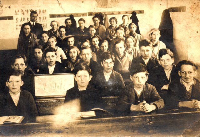 Klassenfoto (VI. Klasse einer Volksschule) in der Zeit nach dem 1. Weltkrieg