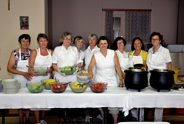 Das Mittagessen beim Pfarrfest bereiteten versierte Stinatzer Hobbyköchinnen zu. | Foto: Gemeinde Stinatz