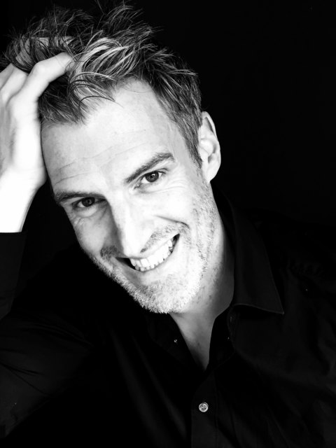 Thomas Raab ist Schriftsteller, Drehbuchautor und Musiker.
