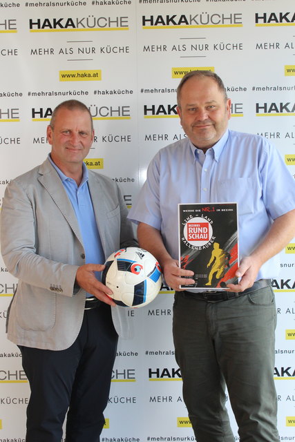Gerhard Fontan, Geschäftsführer der BezirksRundschau, mit Gerhard Hackl, Inhaber von Haka Küchen.