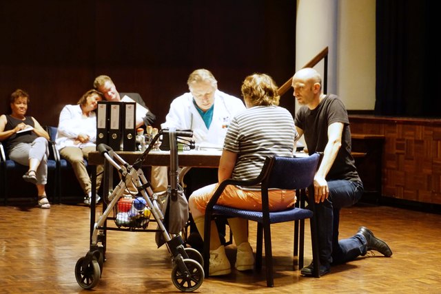 Gott in Weiß“– Die SpielerInnen stellen eine Alltagssituation dar, die sich häufig als schwierig erweist: Der Besuch beim Arzt.