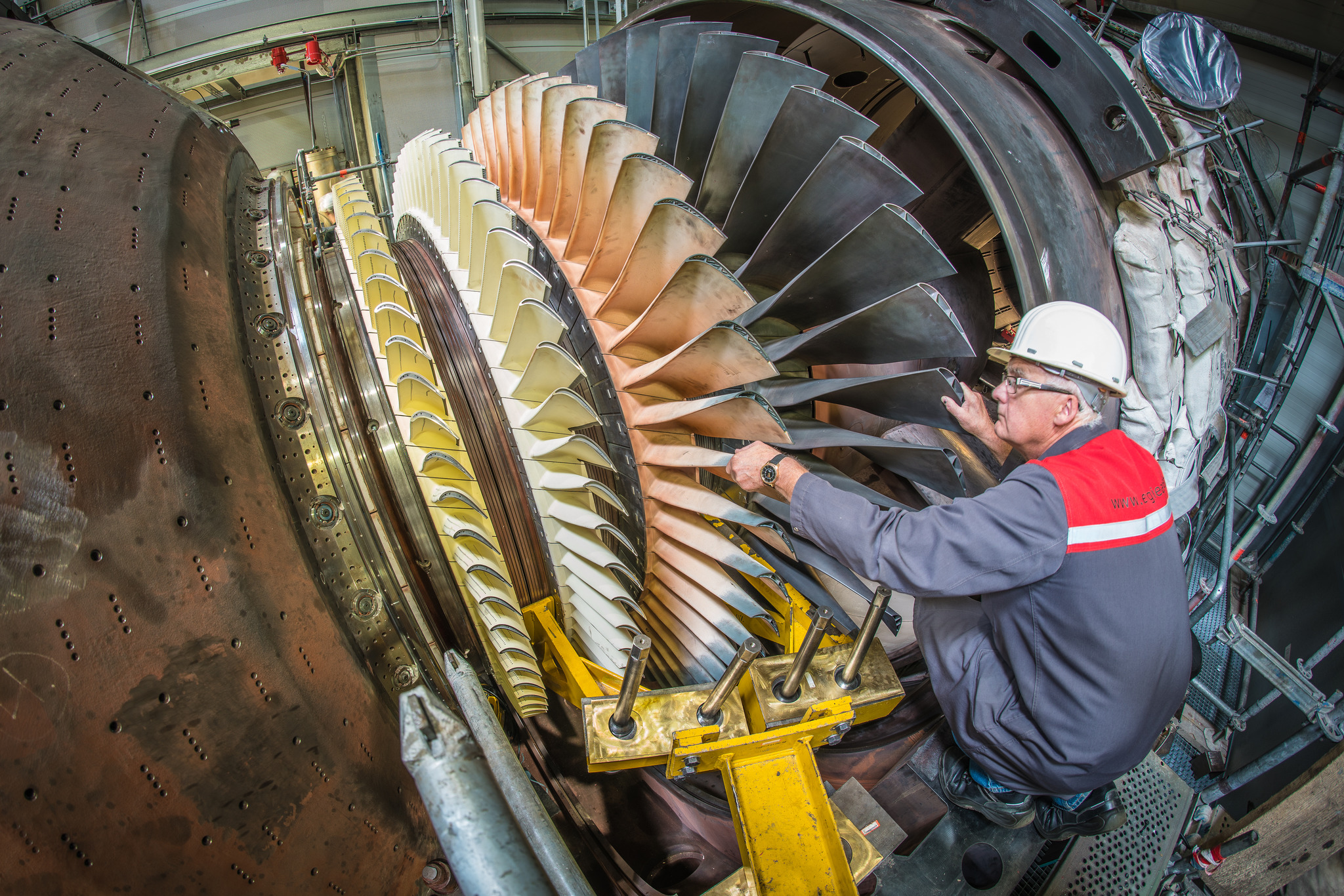 Intervento di manutenzione su una turbina industriale