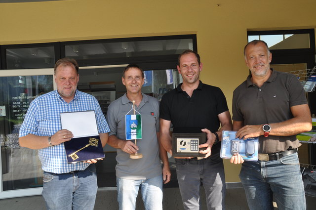 Betriebs-Besuch: Bürgermeister Martin Treffner, Firmenchef Hannes Vielgut, StR Herwig Tiffner und StR Herwig Röttl (v. l.)