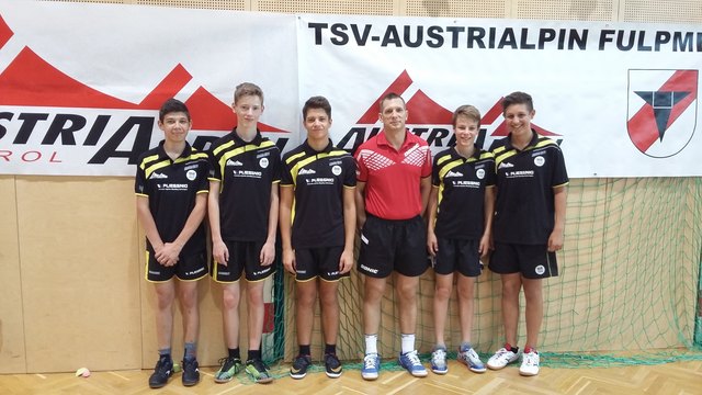 Krisztian Gardos im roten Dress mit Nachwuchsspielern Vom TSV AustriAlpin Fulpmes in der Fulpmer Sporthalle