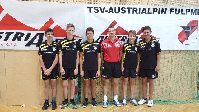 Krisztian Gardos im roten Dress mit Nachwuchsspielern Vom TSV AustriAlpin Fulpmes in der Fulpmer Sporthalle | Foto: Hans Tembler