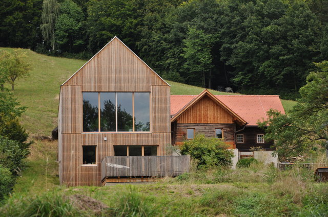 Die Wanderausstellung im Saal der BH in Hartberg zeigt Beispiele zukunftsfähiger Gemeindeentwicklung