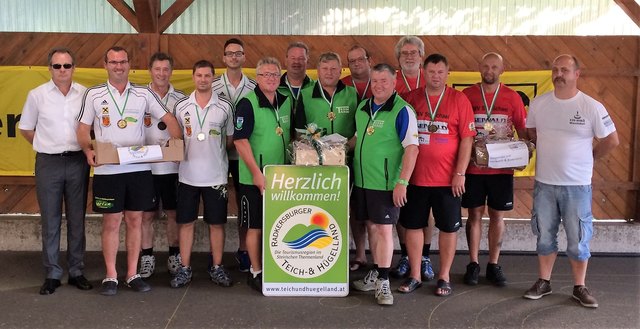 So sehen Sieger aus: Die drei bestplatzierten Teams des Teich- und Hügelland Cups des ESV Misselsdorf.