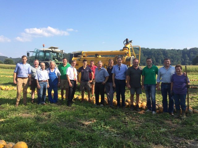 Die Besuchergruppe rund um Landwirtschaftskammerpräsident Franz Titschenbacher nutzte die Gelegenheit, um den Bäuerinnen und Bauern direkt am Feld über die Schulter zu schauen.