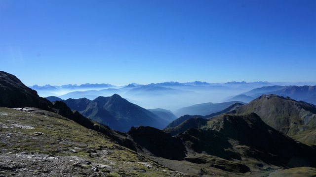 Blick Richtung Süden, am Horizont die Dolomiten