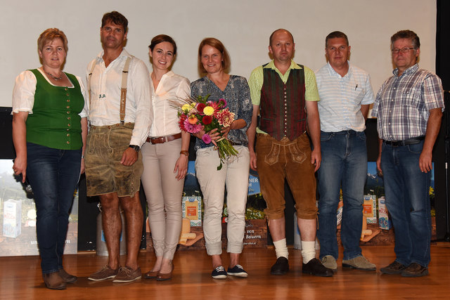 Bezirksbäuerin Sonja Kiniger, Laborleiter Gmundner Milch Hannes Schmid, Diätologin Ingrid Weilbuchner, Susanne Ebner-Gösweiner, Ortsbauernobmann von Oberschlierbach Andreas Ehrenhuber, Markus Königshofer, Wolfgang Reiter (von links).