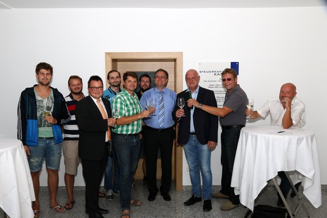 Im Bild die Mieter des Gebäudes mit Bürgermeister Klaus Schmid (3. v. re.), Stellvertreter Thomas Klumbies (2. v. re.) und Besitzer Wolfgang Neuhauser (5. v.li.) aus Österreich.