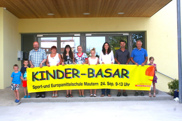 Der Verein Kinderbasar Mautern mit Pater Clemens, Bürgermeister Heinrich Brustbauer und Direktor Gattinger
