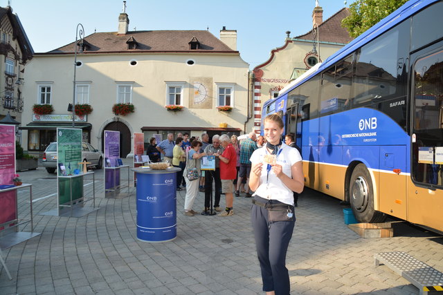 Sarah Mrvka präsentierte den neuen Fünfziger am Neunkirchner Hauptplatz.