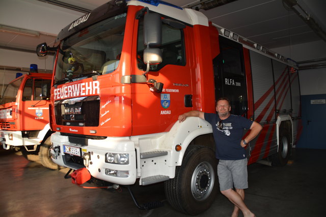 Hans Sattler im Feuerwehrhaus - es ist sein zweites zuhause.