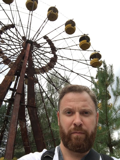 Christian Obermayr vor dem Riesenrad im Vergnügungspark Prypjat in der Sperrzone um Tschernobyl | Foto: Christian Obermayr - EINFACHWERBEN