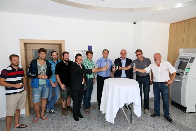 Im Bild die Mieter des Gebäudes mit Bürgermeister Klaus Schmid (3. v. re.), Stellvertreter Thomas Klumbies (2. v. re.) und Besitzer Wolfgang Neuhauser (6. v.li.) aus Österreich.
